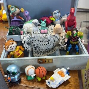 Vintage Assorted Kids Toy Set with Action Figures and Animals Wind Up Toys 
Yy